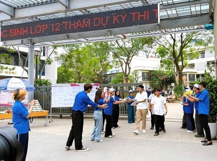 Các đoàn viên thanh niên hỗ trợ thí sinh tại các điểm thi. Ảnh: PV