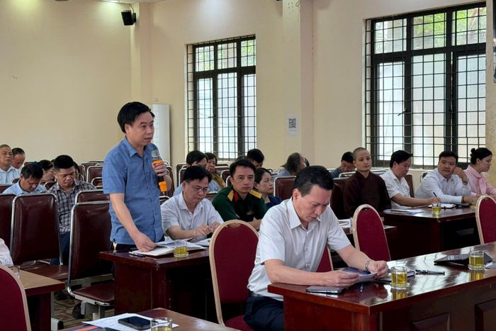 Đại biểu HĐND lắng nghe và đóng góp ý kiến. Ảnh: PV