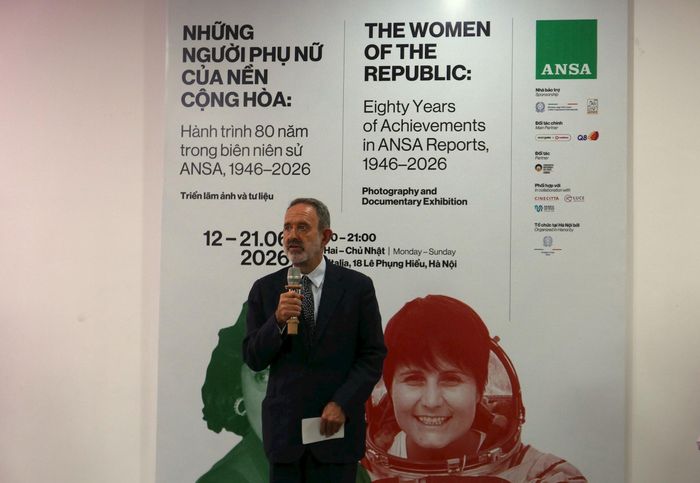 Đại sứ Italia tại Việt Nam Marco Della Seta phát biểu khai mạc triển lãm. Ảnh: Liên Hà
