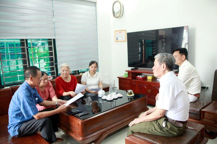 Các thành viên tổ công tác thôn An Bình, xã Đại Xuyên kiên trì gõ cửa từng nhà, trao đổi trực tiếp với người dân về phương án sắp xếp thôn, khu dân cư trên địa bàn. Ảnh: Hồng Nhung