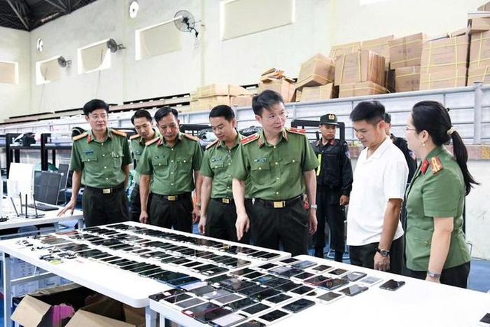 Cơ quan Công an thu giữ hàng trăm điện thoại di động, hàng chục USB lưu trữ dữ liệu của các đối tượng trong đường dây lừa đảo xuyên quốc gia. Ảnh: CACC