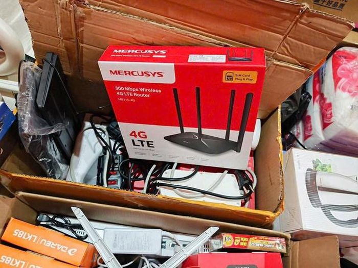Tại các địa điểm thuê, các đối tượng đã chuẩn bị cơ sở vật chất để xây dựng một trung tâm hoạt động lừa đảo trực tuyến. Ảnh: CACC
