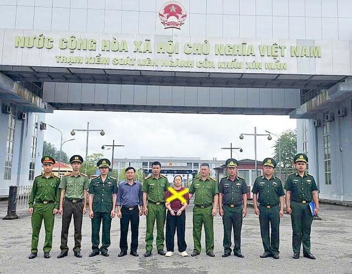 Phòng Cảnh sát Điều tra tội phạm về ma túy Công an tỉnh Lai Châu phối hợp với Công an xã Xín Mần và Đồn Biên phòng cửa khẩu Xín Mần, tỉnh Tuyên Quang bắt giữ Sùng Thị So. Ảnh: CACC