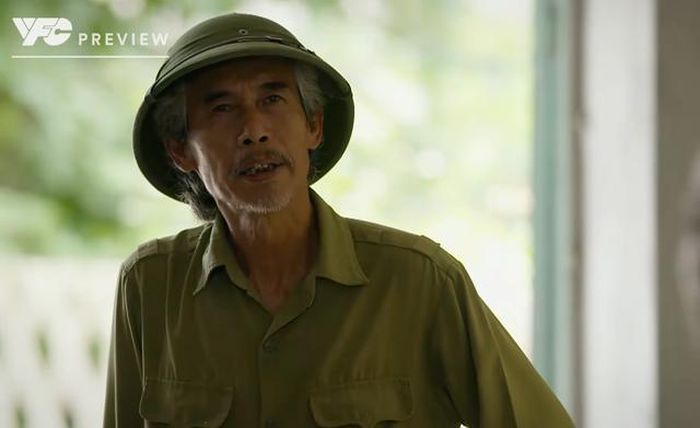 Ông ngoại Khuê xuất hiện và buông những lời khó nghe với con cháu. Ảnh VTV