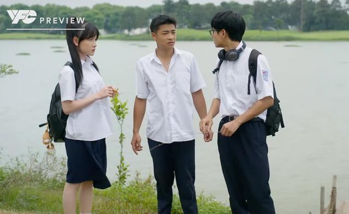 Tuyết Lan và Cương đều có chung thắc mắc vì sao Khuê lại sợ khi đi qua đường tàu. Ảnh VTV