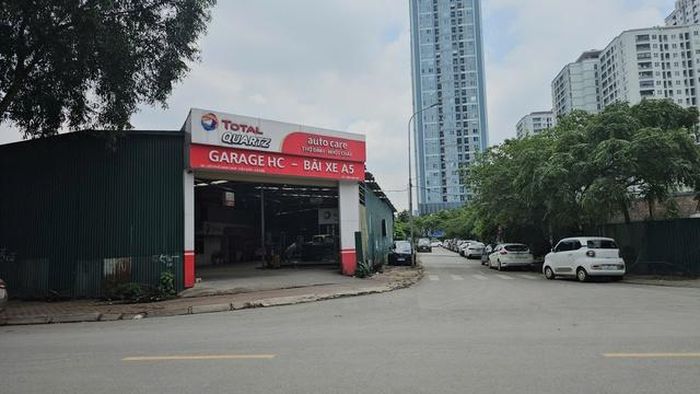 Trước đó Gia đình và Xã hội đã nhiều lần phản ánh hiện trạng ở các khu đất tại Khu đô thị Nam Trung Yên, tuy nhiên đến nay hiện trạng gara ô tô tạm bợ vẫn còn tồn tại.
