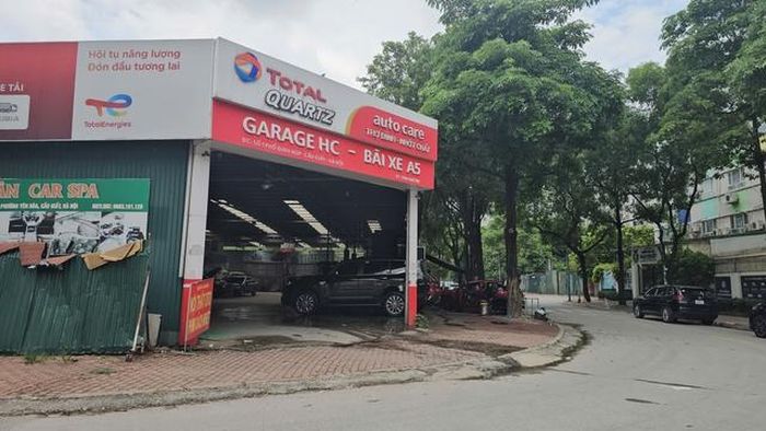 Dọc tuyến đường Đinh Núp, nhiều gara vẫn treo biển quảng cáo lớn, giới thiệu dịch vụ mua bán, sửa chữa ô tô chuyên nghiệp...