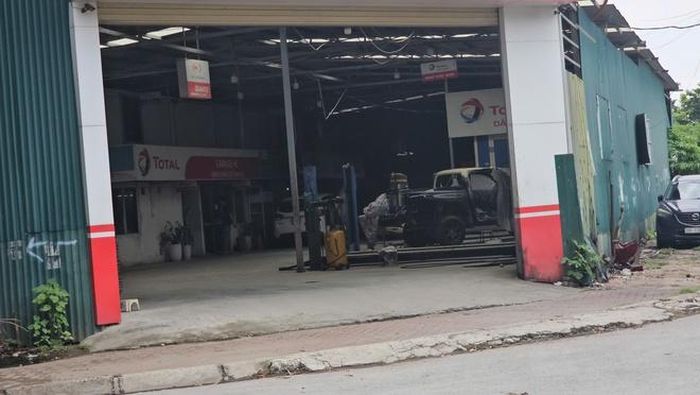 Chỉ cách vài chục mét, một bên là khu đất đã được san gạt để bàn giao dự án, bên còn lại vẫn tồn tại các gara sửa chữa ô tô hoạt động với công suất lớn. Sự đối lập này khiến dư luận đặt câu hỏi về tính thống nhất trong công tác quản lý và xử lý vi phạm.