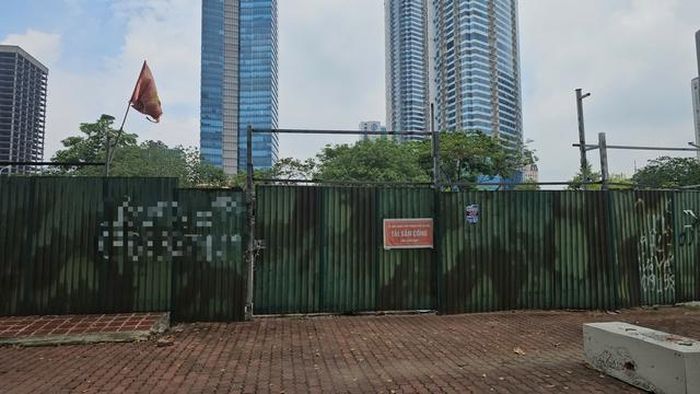 Theo ghi nhận thực tế, dù nhiều khu vực đã được dựng hàng rào bảo vệ và gắn biển "Tài sản công cấm vi phạm", một số gara vẫn duy trì việc tập kết xe, sửa chữa và giao dịch với khách hàng ngay bên trong khu đất.