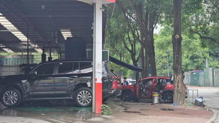 Các gara còn rửa xe ngay trên vỉa hè, không có chỗ cho người dân đi lại. Thậm chí, các thiết bị hút bụi, dụng cụ kỹ thuật được bố trí tràn ra khu vực phía trước, tiềm ẩn nguy cơ mất an toàn giao thông và cháy nổ nếu xảy ra sự cố.