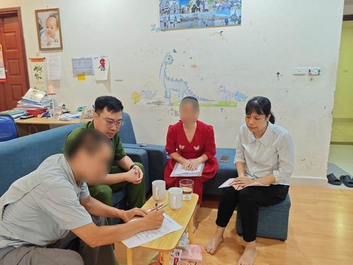 Chủ hộ ký biên bản bàn giao 2 cá thể rùa. Ảnh: CAHN