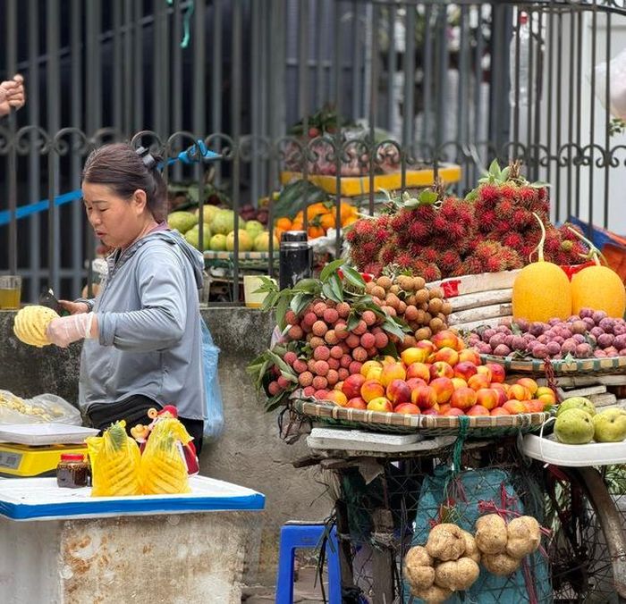 Dứa đang vào mùa nên được bày bán khắp nơi trên thị trường.