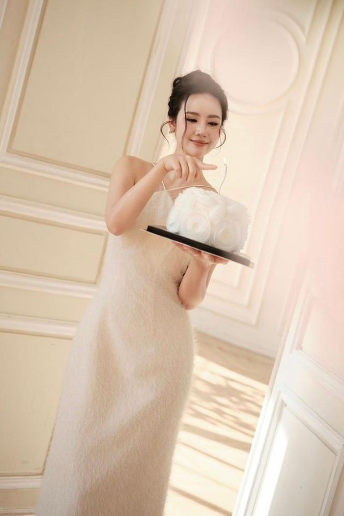 Diễn viên Huyền Lizzie vừa chia sẻ loạt ảnh đón tuổi 37 vào đúng ngày sinh nhật 12/6. Trong loạt ảnh, người đẹp tươi cười rạng rỡ với loạt váy áo và phụ kiện màu trắng.