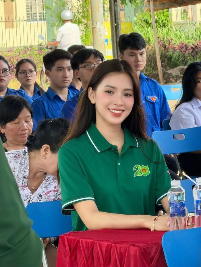 Hoa hậu Trần Tiểu Vy chia sẻ hình ảnh và cảm xúc rất vui và vinh dự khi đồng hành cùng Chương trình hoạt động công tác xã hội với vai trò Đại sứ Chiến dịch tình nguyện Hành Quân Xanh.