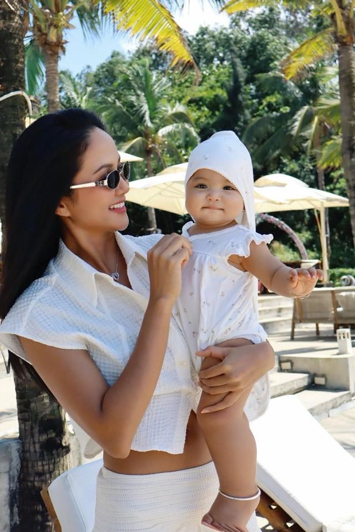 Mới đây, Hoa hậu H'Hen Niê cùng ông xã Tuấn Khôi đã đưa con gái đi cùng trong chuyến công tác tại Thái Lan và ở lại 7 ngày. Trong chuyến xuất ngoại đầu tiên, con gái Hoa hậu H'Hen Niê nhận nhiều lời khen nhờ khả năng tương tác linh hoạt trước ống kính máy quay.