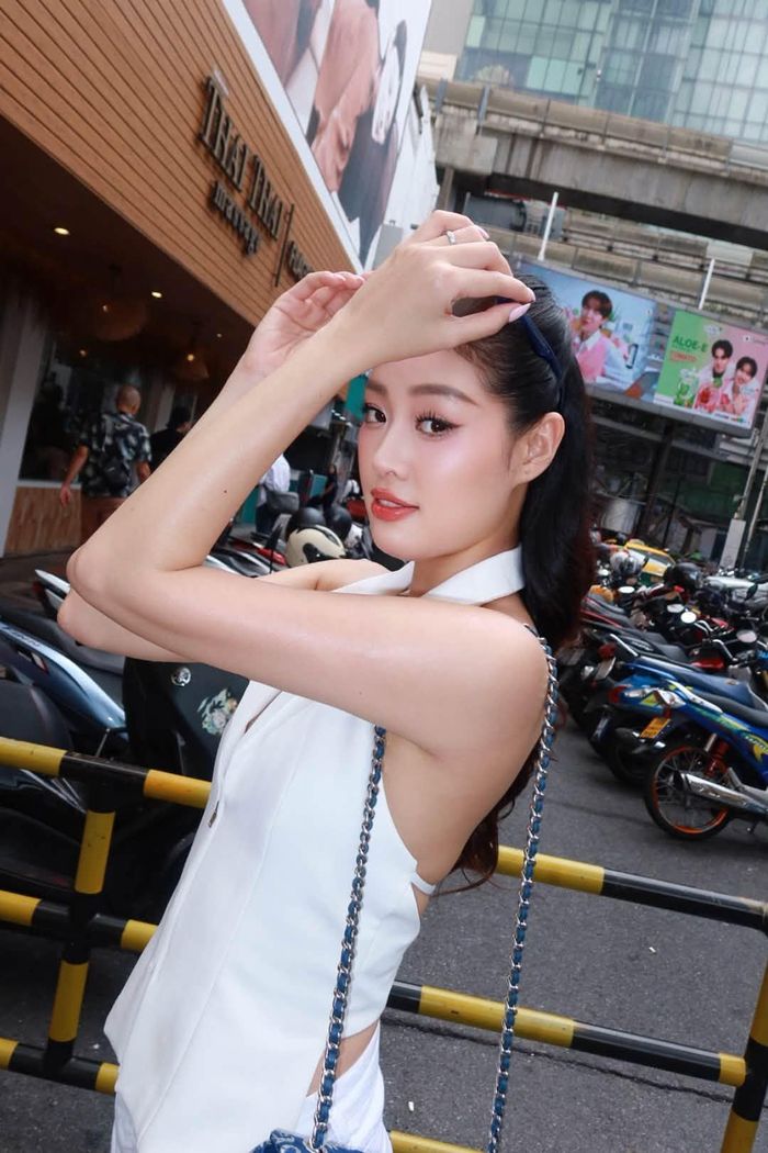 Hiện tại, bên cạnh công việc người mẫu, diễn viên và tham gia các sự kiện giải trí, Khánh Vân đang có cuộc sống hôn nhân viên mãn với ông xã là nhiếp ảnh gia Nguyễn Long.