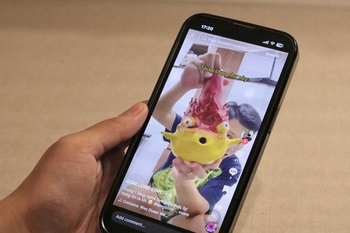 Sự nhạy bén trong việc tận dụng mạng xã hội để quảng bá sản phẩm đang giúp thế hệ thợ trẻ Bát Tràng giải quyết hiệu quả bài toán thương mại trong kỷ nguyên số. (Ảnh: Khánh Xuân)