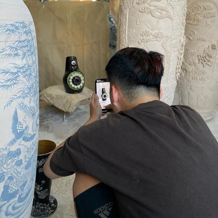 Bằng việc đưa các sản phẩm lên kênh TikTok “Gớm Long Bình”, anh Long không chỉ đổi mới cách làm nghề mà còn thành công biến gốm Bát Tràng thành một từ khóa đầy sức hút với giới trẻ. (Ảnh: Nhân vật cung cấp)