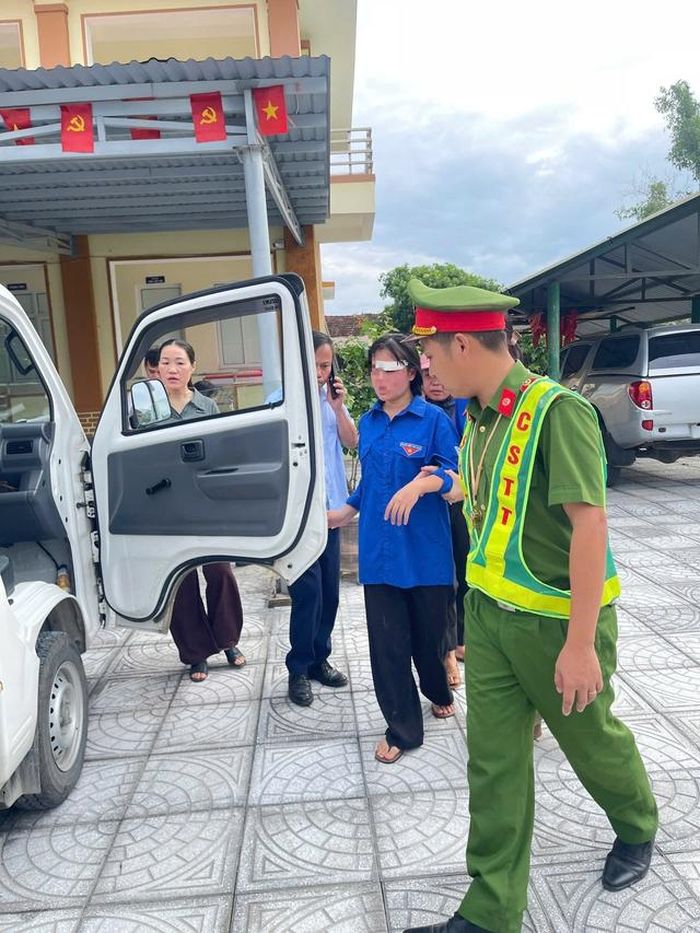 Lực lượng chức năng dùng xe chuyên dụng đưa nữ sinh đến điểm thi.