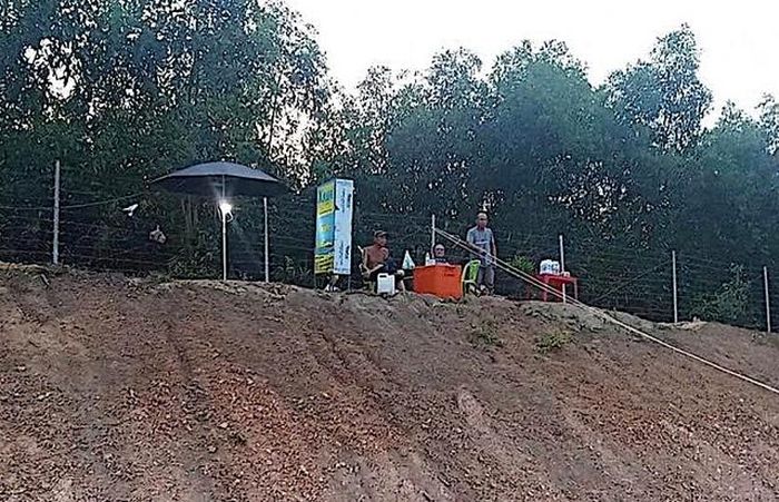 Dù đã có quy định cấm, tình trạng người dân đi bộ, đi xe máy, phá hàng rào để vào một số tuyến cao tốc vẫn xảy ra, gây mất an toàn giao thông.