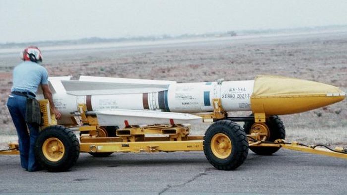 Tên lửa không đối không AIM-54. (Nguồn: MW)