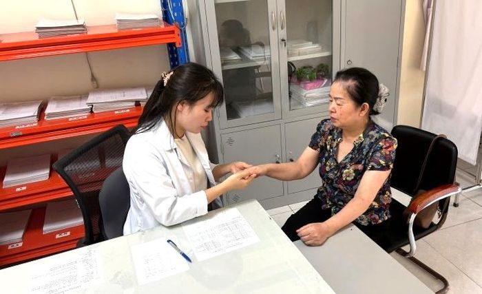 Đoàn chuyên gia của Bệnh viện Da liễu Trung ương trực tiếp thăm khám, tư vấn cho các bệnh nhân tại Bệnh viện Quân y 7.
