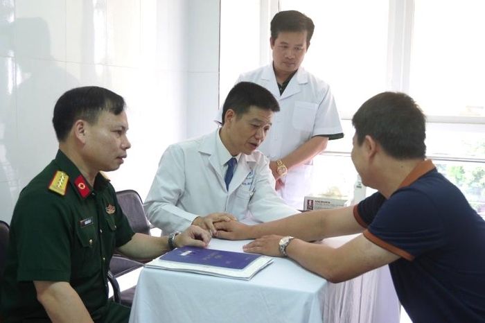 PGS.TS. Lê Hữu Doanh thăm khám cho người bệnh.