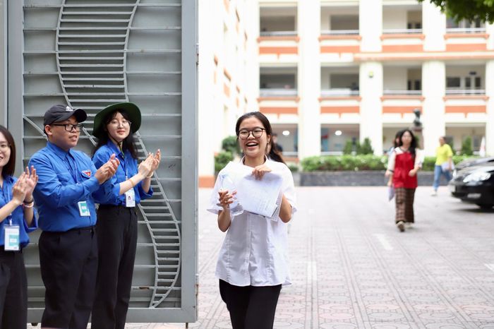 Từ điều tiết giao thông, hướng dẫn thí sinh đến hỗ trợ phụ huynh, những chiếc áo xanh tình nguyện đã góp phần tạo nên hình ảnh đẹp trong kỳ thi tốt nghiệp trung học phổ thông năm 2026.