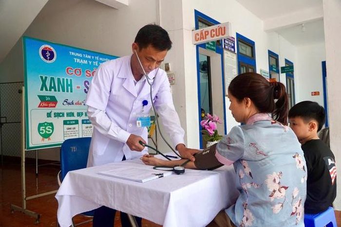 Trạm y tế Sơn Kim 1 khám sàng lọc cho người dân.