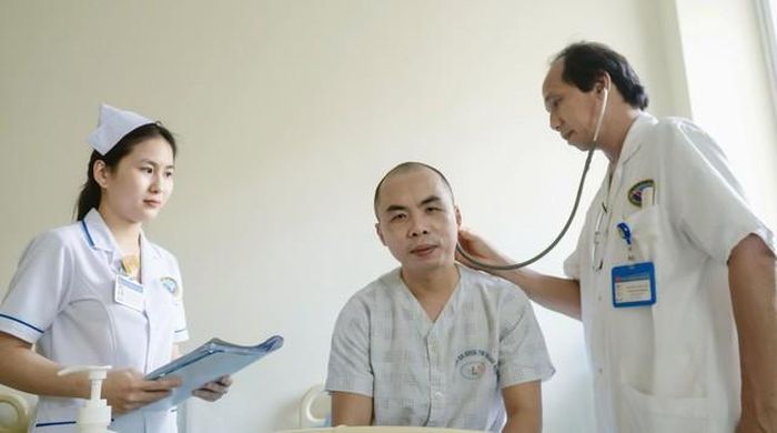 Anh Nguyễn Đức Phong được bác sĩ thăm khám sau ca phẫu thuật. Ảnh: BVCC.