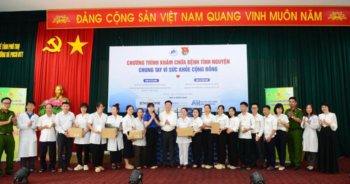 Những món quà ấm áp nghĩa tình được trao gửi cho các cán bộ, nhân viên tại Trung tâm.