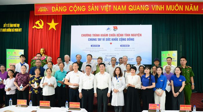 Đoàn công tác trao quà cho các đối tượng bảo trợ, chính sách có hoàn cảnh khó khăn tại địa phương.