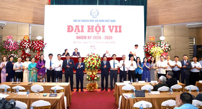 Thứ trưởng Bộ Y tế Lê Đức Luận cùng các đại biểu là lãnh đạo các Vụ, Cục, Văn Phòng Bộ, Trung tâm, Báo Sức khỏe &amp; Đời sống, Tổng Công ty Dược Việt Nam, Sở Y tế Đồng Nai... tặng hoa chúc mừng Đại hội VII nhiệm kỳ 2026-2031 của Hội KHHGĐ Việt Nam.