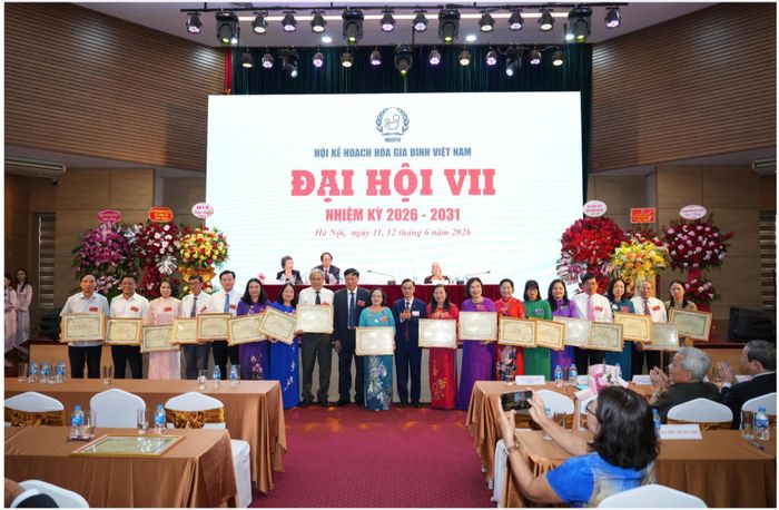 Tân Chủ tịch Hội KHHGĐ Khóa VII, Thứ trưởng Bộ Y tế Đỗ Xuân Tuyên và Chủ tịch Hội KHHGĐ Việt Nam Khóa VI Phạm Bá Nhất tặng khen thưởng các tập thể, cá nhân có nhiều đóng góp cho công tác Hội nhiệm kỳ vừa qua.