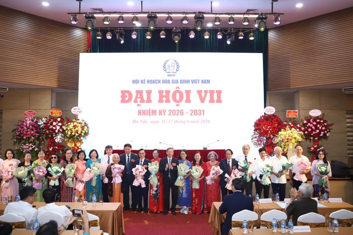 Tân Chủ tịch Hội KHHGĐ Khóa VII, Thứ trưởng Bộ Y tế Đỗ Xuân Tuyên và Chủ tịch danh dự Nguyễn Bá Thủy tặng hoa tri ân các cán bộ đã gắn bó với Hội trong nhiệm kỳ vừa qua.