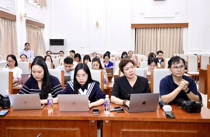 Phóng viên các cơ quan báo chí tác nghiệp tại buổi họp báo chiều 12/6.