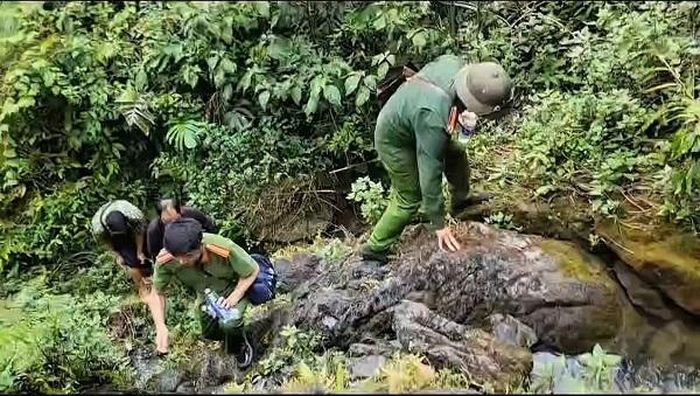 Lực lượng chức năng xuyên rừng tìm kiếm ông Sình Chứ Xá. Ảnh: Công an Tuyên Quang.