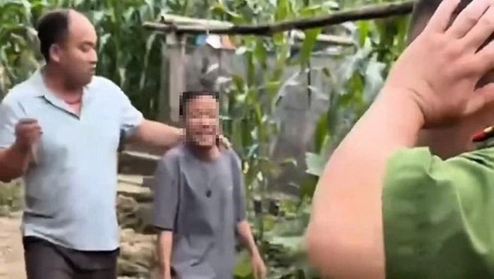 Ông Sình Chứ Xá được tìm thấy sau 1 ngày lạc trong rừng. Ảnh: Công an Tuyên Quang.