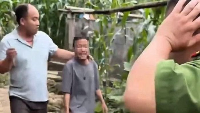 Ông Sình Chứ Xá được tìm thấy sau 1 ngày lạc trong rừng. Ảnh: Công an Tuyên Quang.