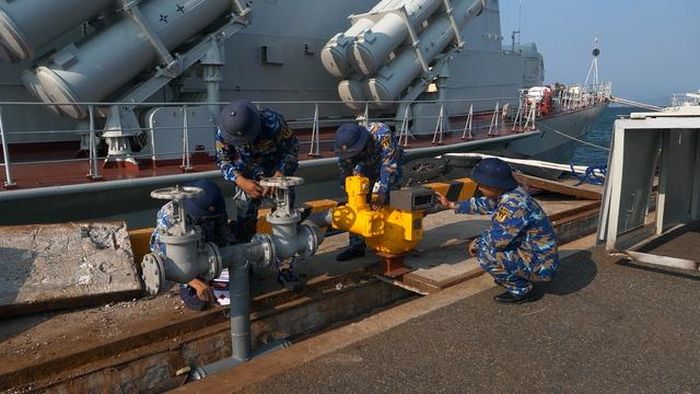 Cán bộ, chiến sĩ Vùng 4 Hải quân thường xuyên kiểm tra và bảo dưỡng hệ thống đường ống xăng dầu.