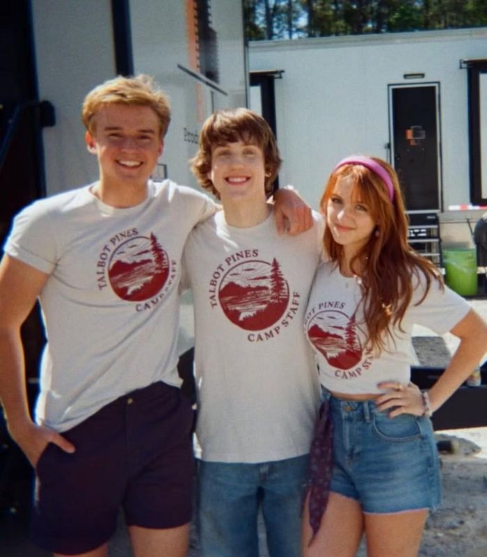 Từ trái qua phải: Maxwell Jenkins, Tanner Hagen và Mckenna Grace trên phim trường Scooby-Doo: Origins.
