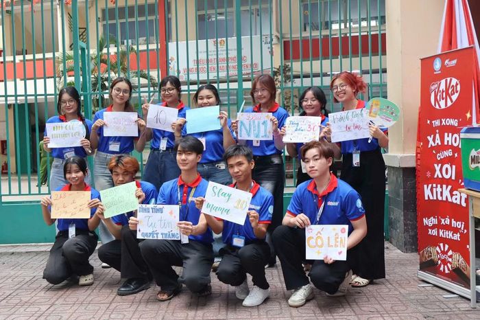 Huỳnh Như (cô bạn cầm tấm bảng NV1) cùng đồng đội hỗ trợ các thi sinh dự thi. Ảnh: NVCC.