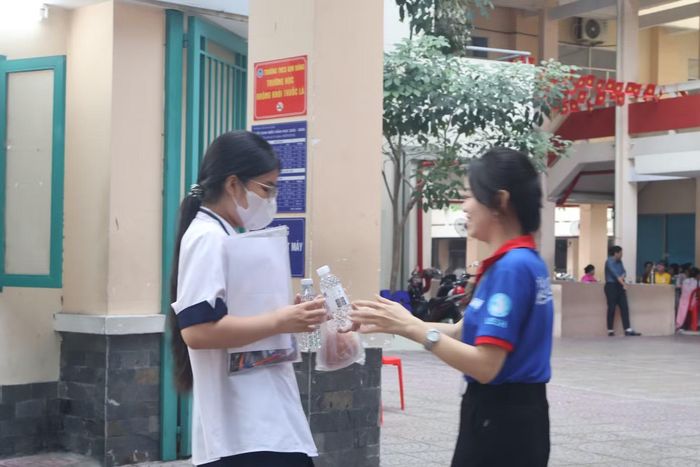 Các thanh niên đội hình Tiếp sức mùa thi nhanh chóng hoàn thành công tác chuẩn bị hỗ trợ thí sinh. Ảnh: Đội Truyền thông Tiếp sức mùa thi Trường ĐHKHXH&amp;NV - ĐHQG TP.HCM.