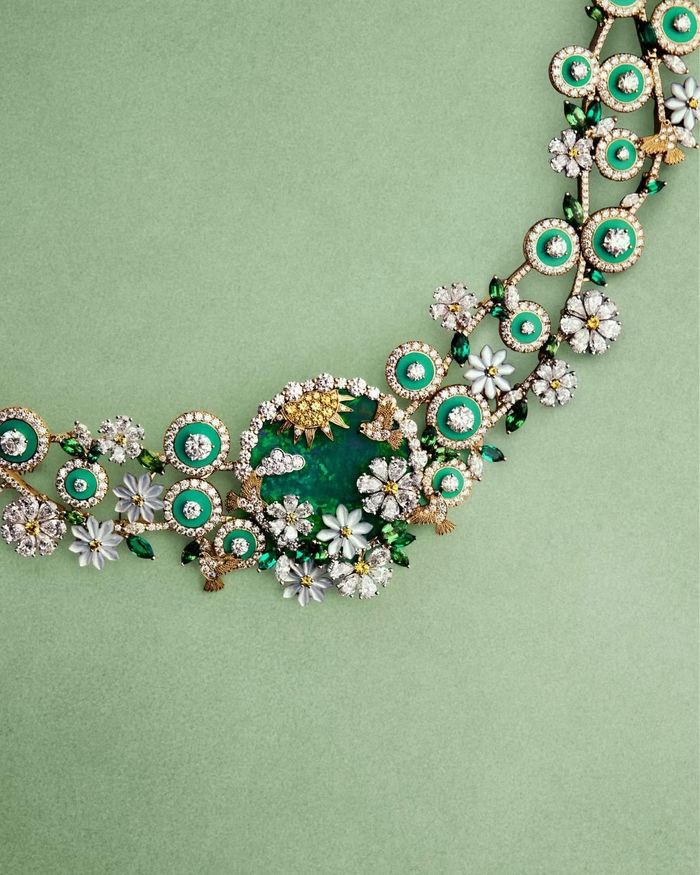 Chiếc vòng cổ mang cấu trúc mềm mại như cành hoa đang nở rộ là minh chứng cho xu hướng “romantic jewelry” đang được ưu ái.