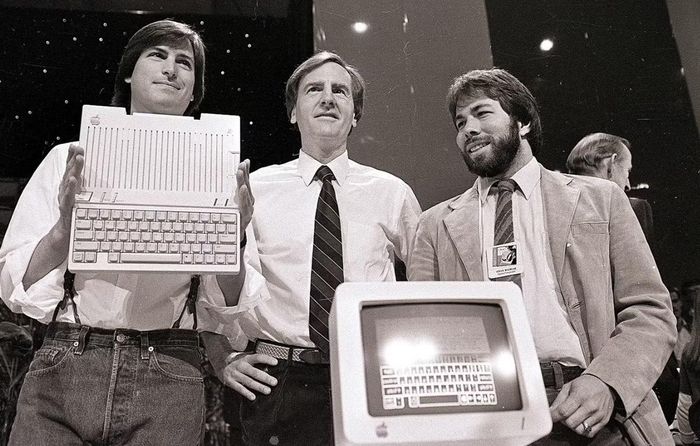 Steve Jobs (trái) cùng đồng nghiệp giới thiệu chiếc máy tính Apple IIc. Ảnh: The Boston Globe.