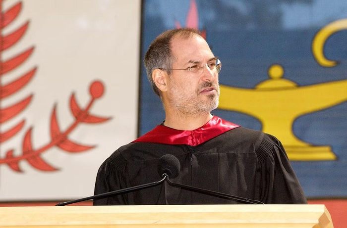 Steve Jobs phát biểu tại ĐH Stanford. Ảnh: Stanford.edu.