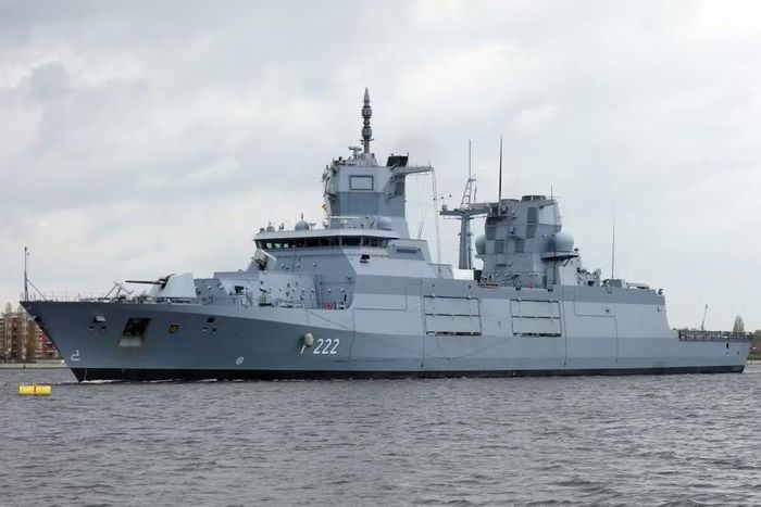 Ông Harald Buschek - Giám đốc Chương trình Vũ khí tại Tập đoàn Diehl Defence tiết lộ, hệ thống phòng không IRIS-T SLM sửa đổi đã được thử nghiệm thành công trên tàu chiến vào mùa thu năm ngoái.