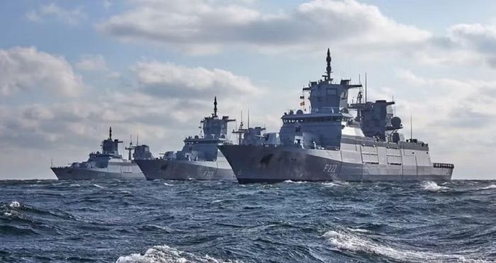 Theo ấn phẩm chuyên ngành Naval News, nhà thầu quốc phòng Diehl Defence sẽ trang bị cho lớp khu trục hạm này hệ thống tên lửa phòng không tầm trung IRIS-T SLM.