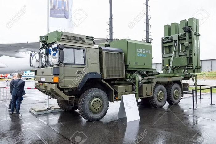 Hệ thống tên lửa phòng không tầm trung IRIS-T SLM có tầm đánh chặn hiệu quả 40 km ở độ cao lớn nhất 20 km, đây là phiên bản nâng cấp từ biến thể tầm ngắn IRIS-T SLS.