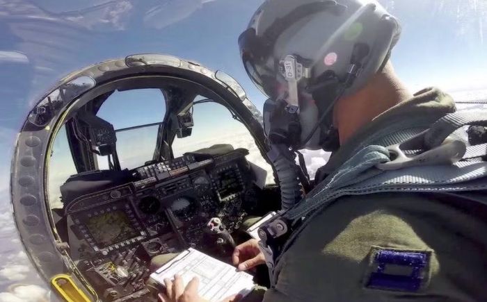 Dù tương lai của A-10 vẫn đang là chủ đề tranh luận tại Mỹ, những hình vẽ nghệ thuật và dấu hiệu nhiệm vụ xuất hiện trên các máy bay vừa trở về Anh cho thấy dòng cường kích huyền thoại này vẫn để lại dấu ấn đáng kể trong chiến dịch quân sự mới nhất tại Trung Đông.